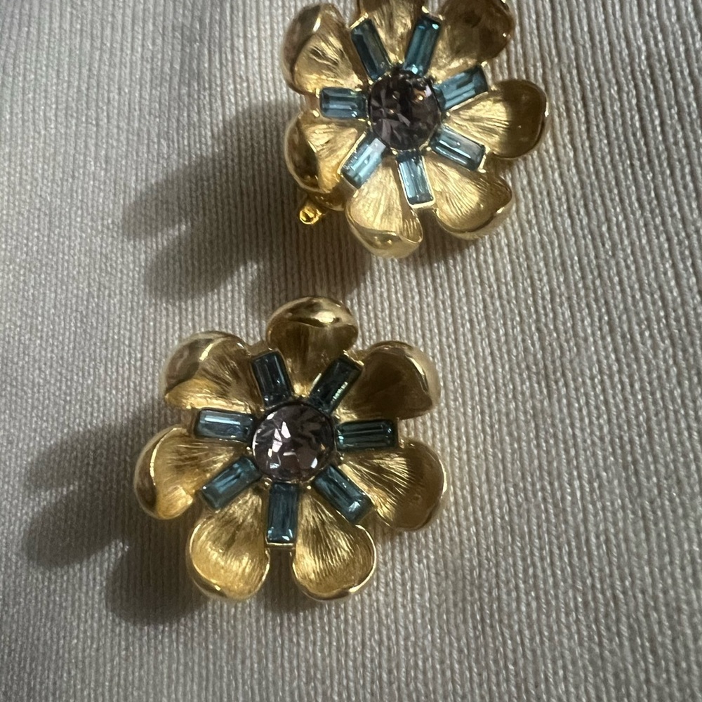 VTG Trifari Pastel Rhinestone Crystal Flower Clip-On  Earrings !